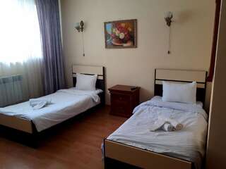 Отель Azat Hotel Нур-Султан Бюджетный двухместный номер с 2 отдельными кроватями-2